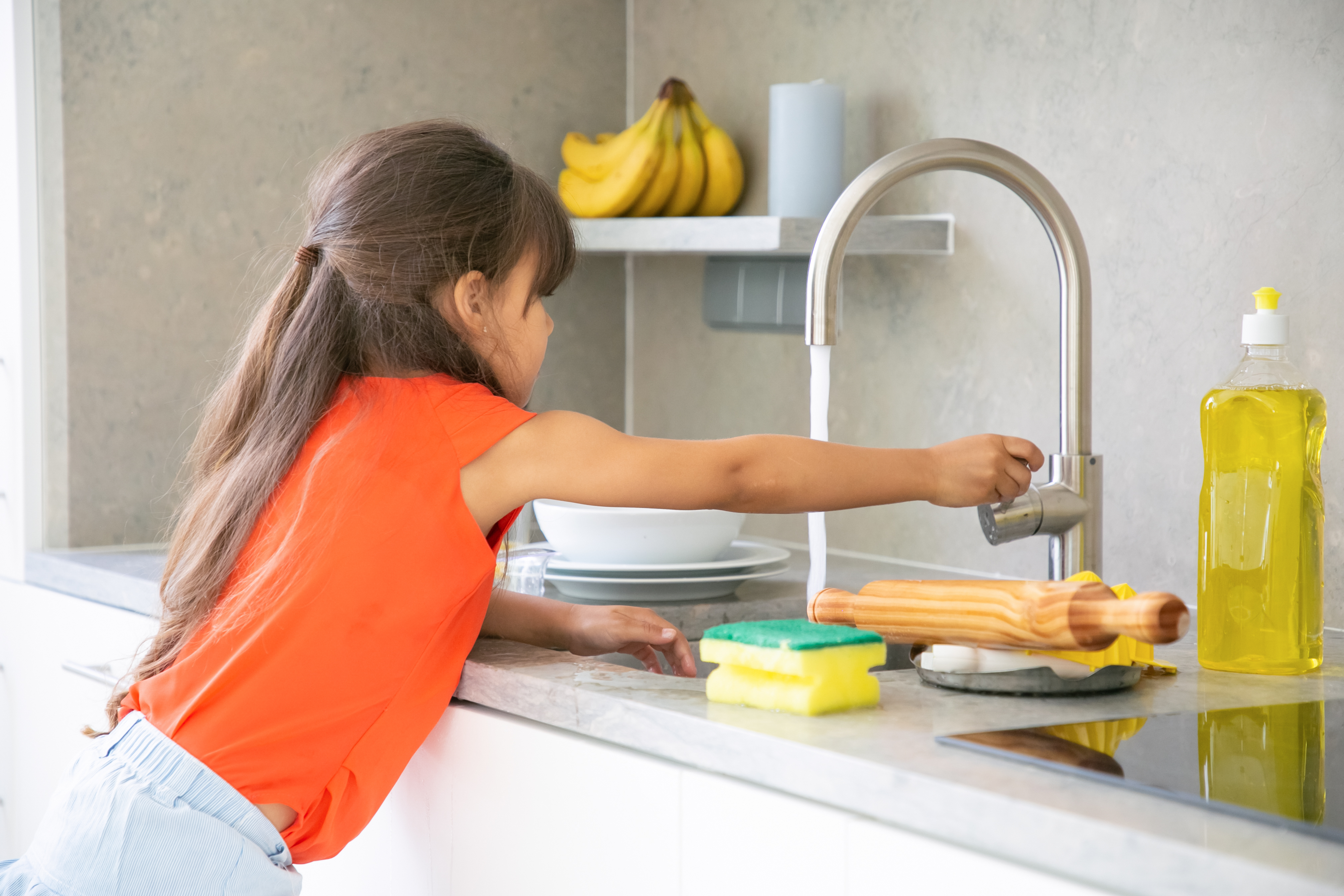 Dicas para seus filhos ajudarem na limpeza e arrumação da casa