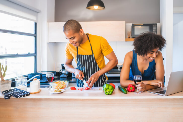 Aprendendo a cozinhar? Saiba arrumar a bagunça que ficou na cozinha!