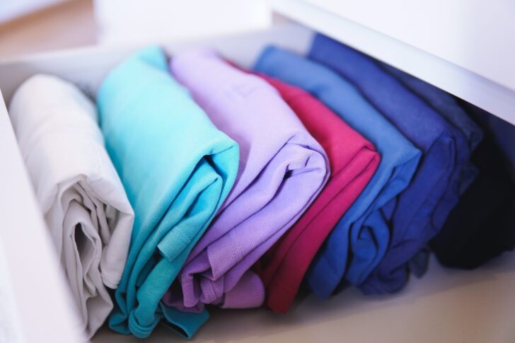 Dobrar roupas: 4 dicas para facilitar sua vida