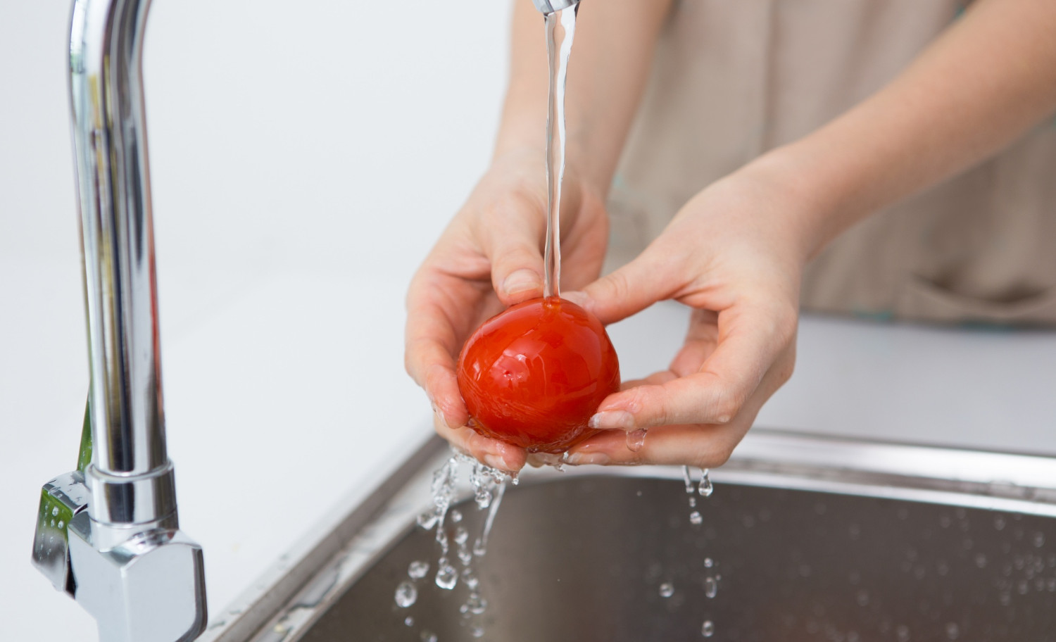 Não adianta usar vinagre: saiba como higienizar vegetais e