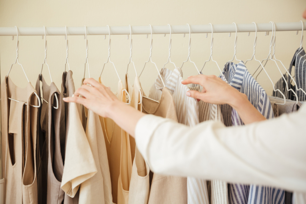 Guarda roupa limpo e organizado em 5 passos