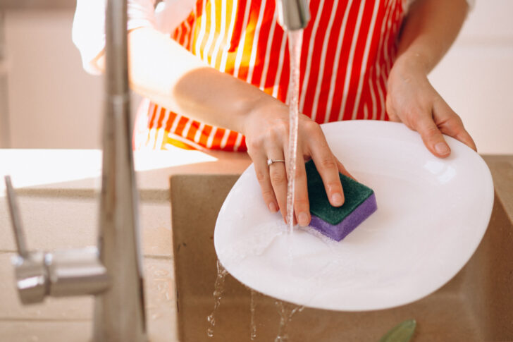 Saiba por que você precisa desinfetar a esponja da cozinha
