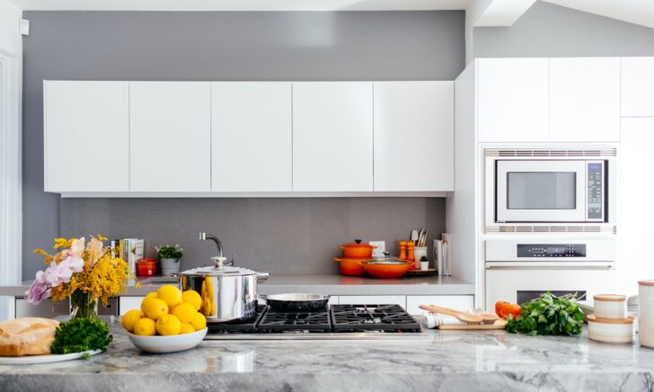 Como organizar armário de cozinha
