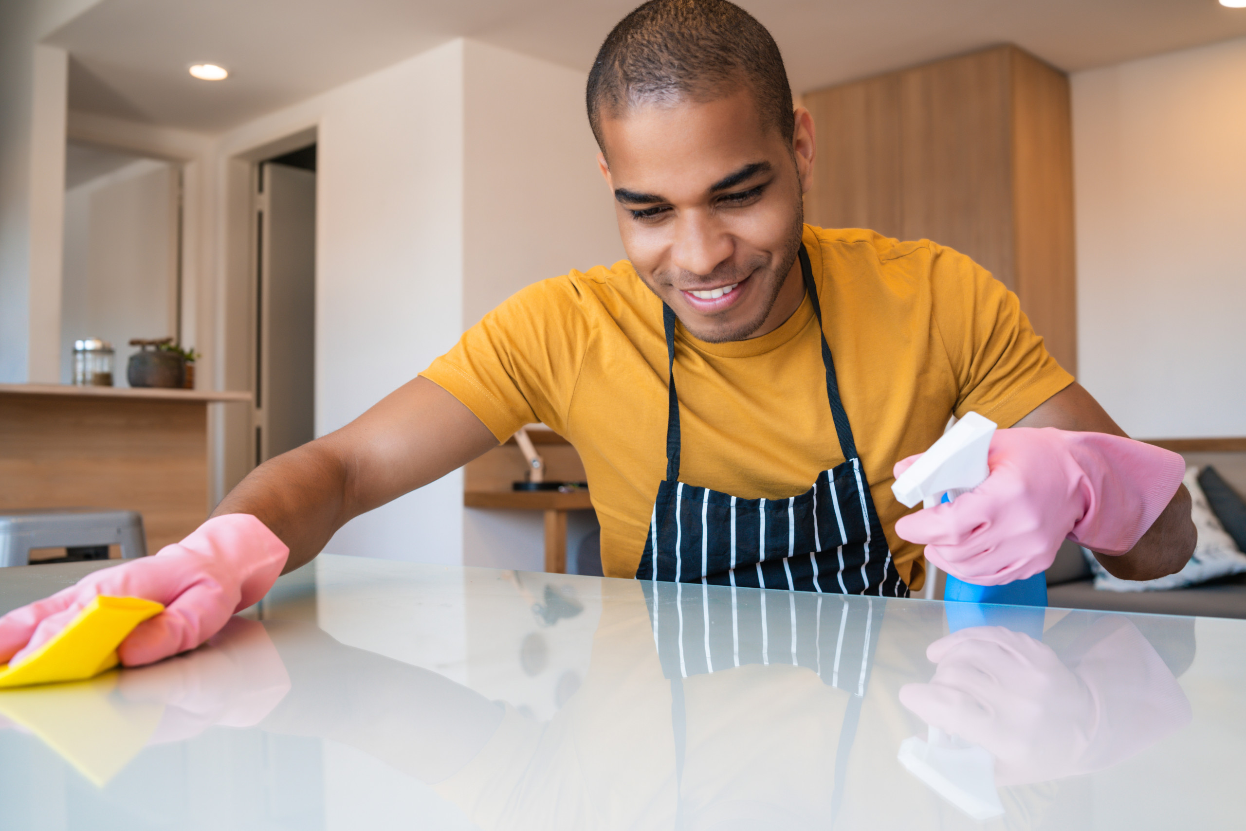 Clean help. Парень убирается на столе. Cleaning 18. Cleaner men stock photo. Don't like Cleaning.