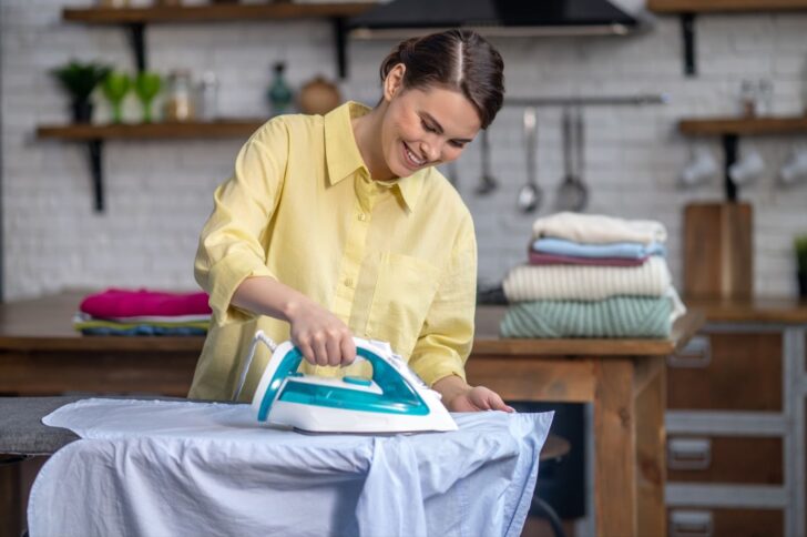 Conheça os benefícios de contratar uma passadeira e dê adeus à pilha de roupas amassadas!