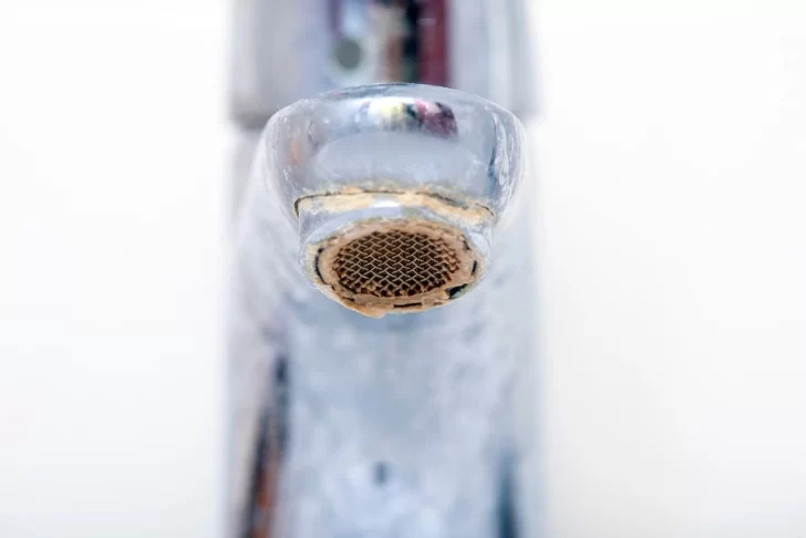 imagem mostra torneira cheia de ferrugem