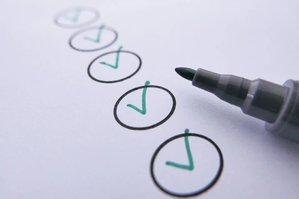 caneta ao lado de folha com marcações de checklist de limpeza