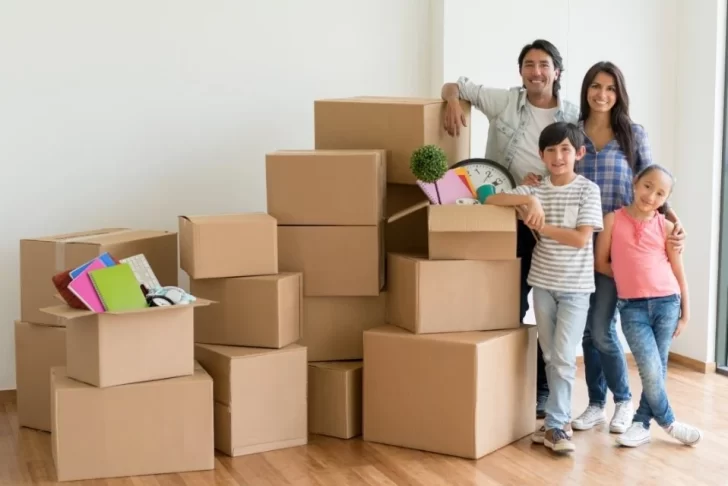 família ao lado de caixas de mudança