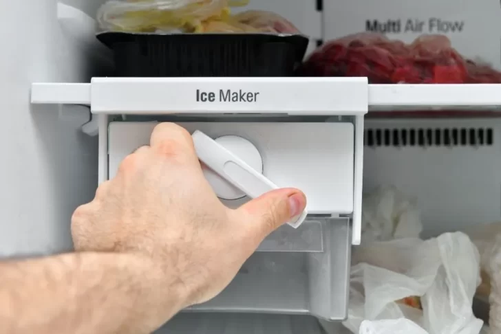 foto com mão de homem em foco controlando a intensidade de refrigeração.