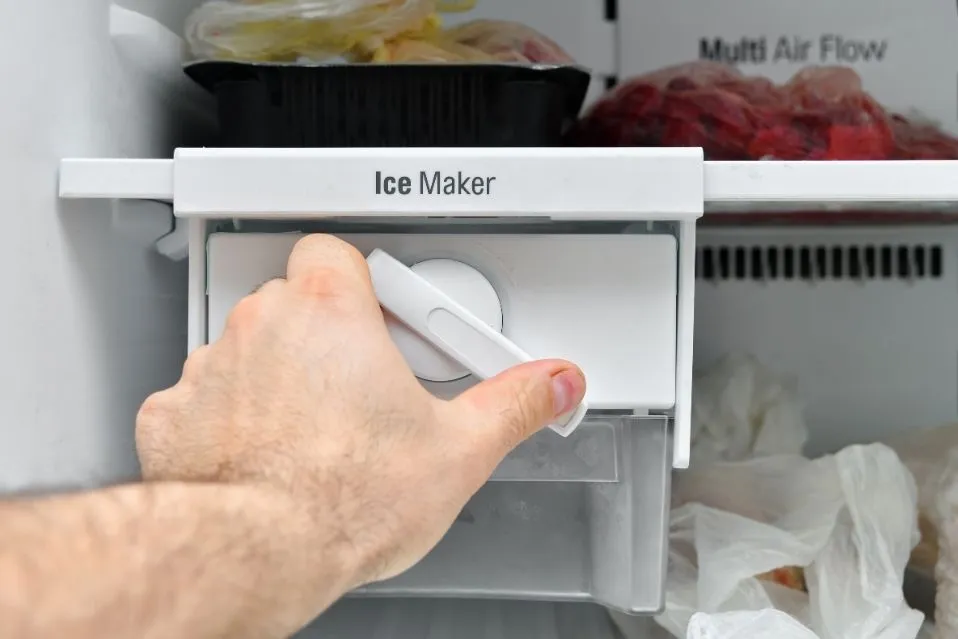 foto com mão de homem em foco controlando a intensidade de refrigeração.